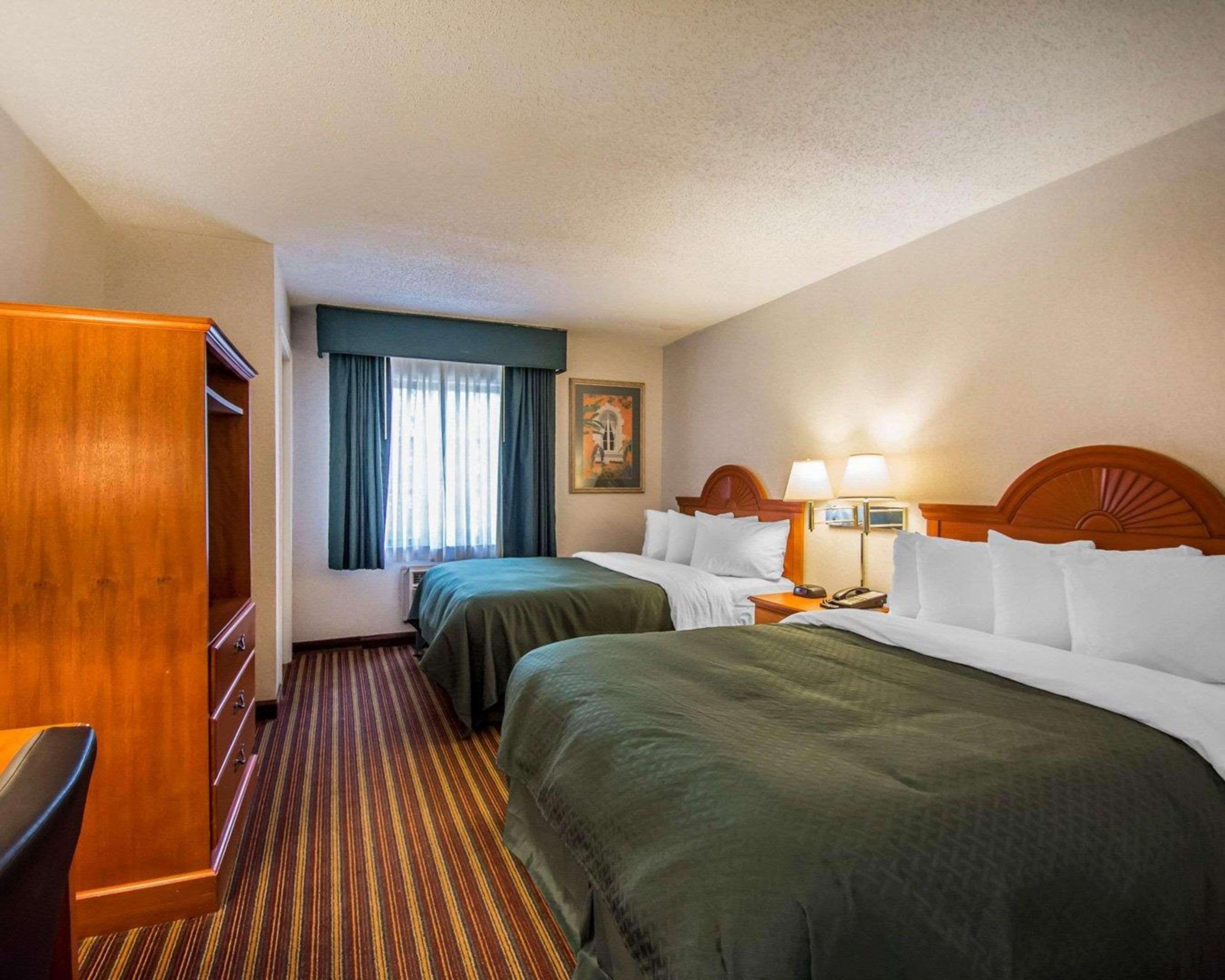 Quality Inn & Suites At Tropicana Field Сент-Пітерсбург Екстер'єр фото
