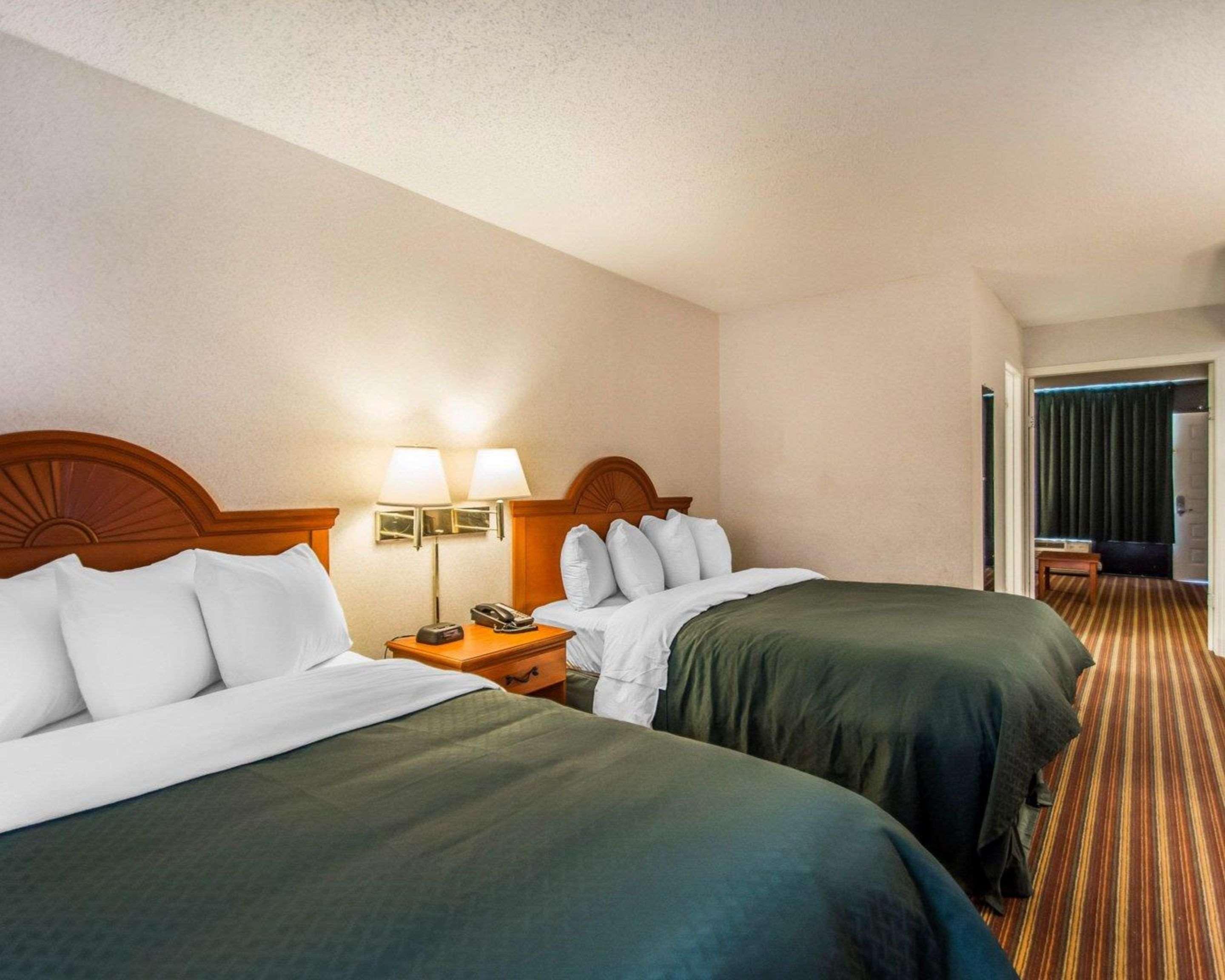 Quality Inn & Suites At Tropicana Field Сент-Пітерсбург Екстер'єр фото
