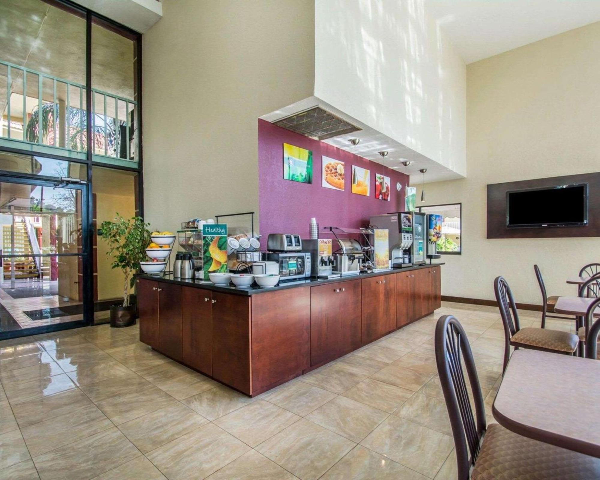 Quality Inn & Suites At Tropicana Field Сент-Пітерсбург Екстер'єр фото