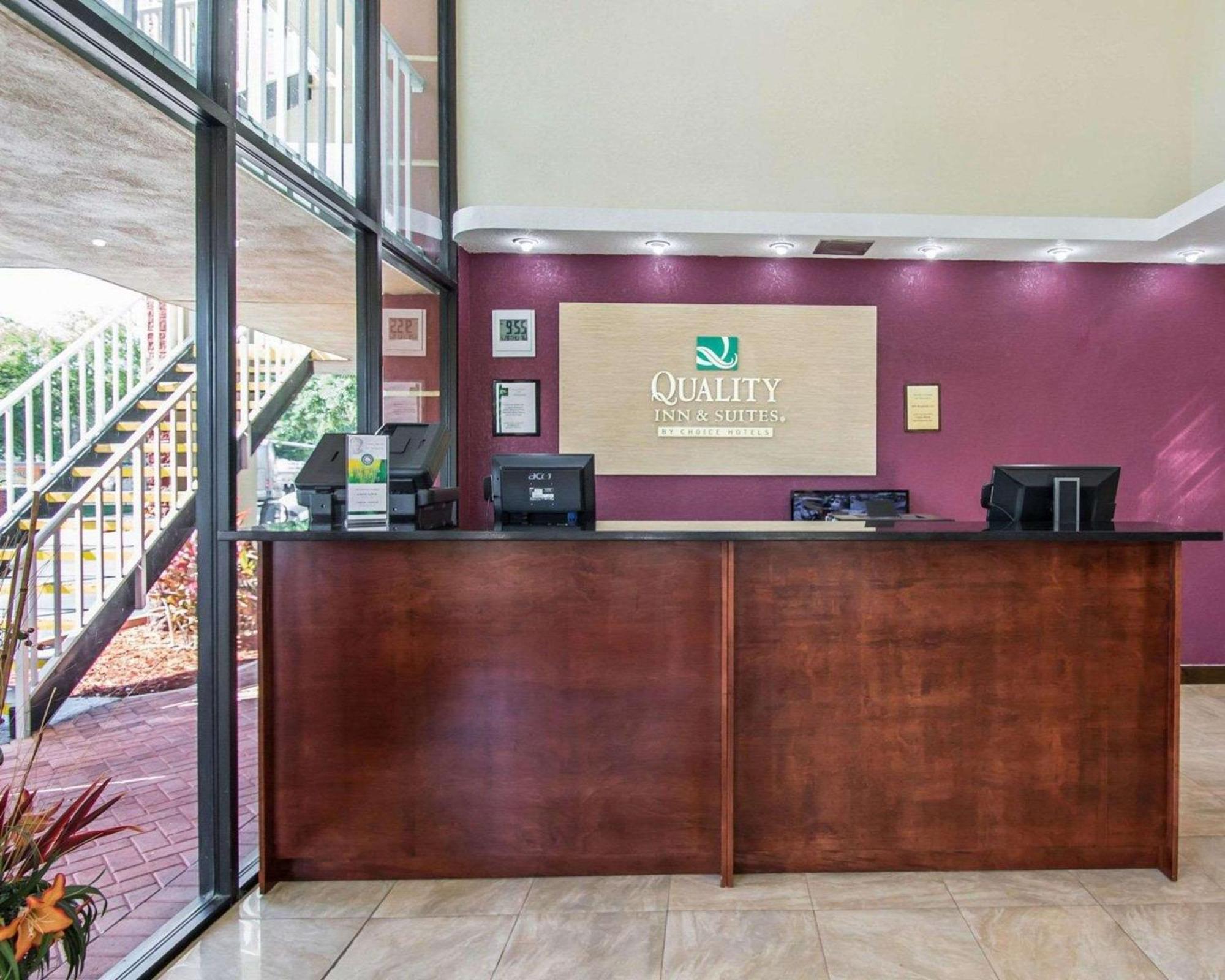 Quality Inn & Suites At Tropicana Field Сент-Пітерсбург Екстер'єр фото