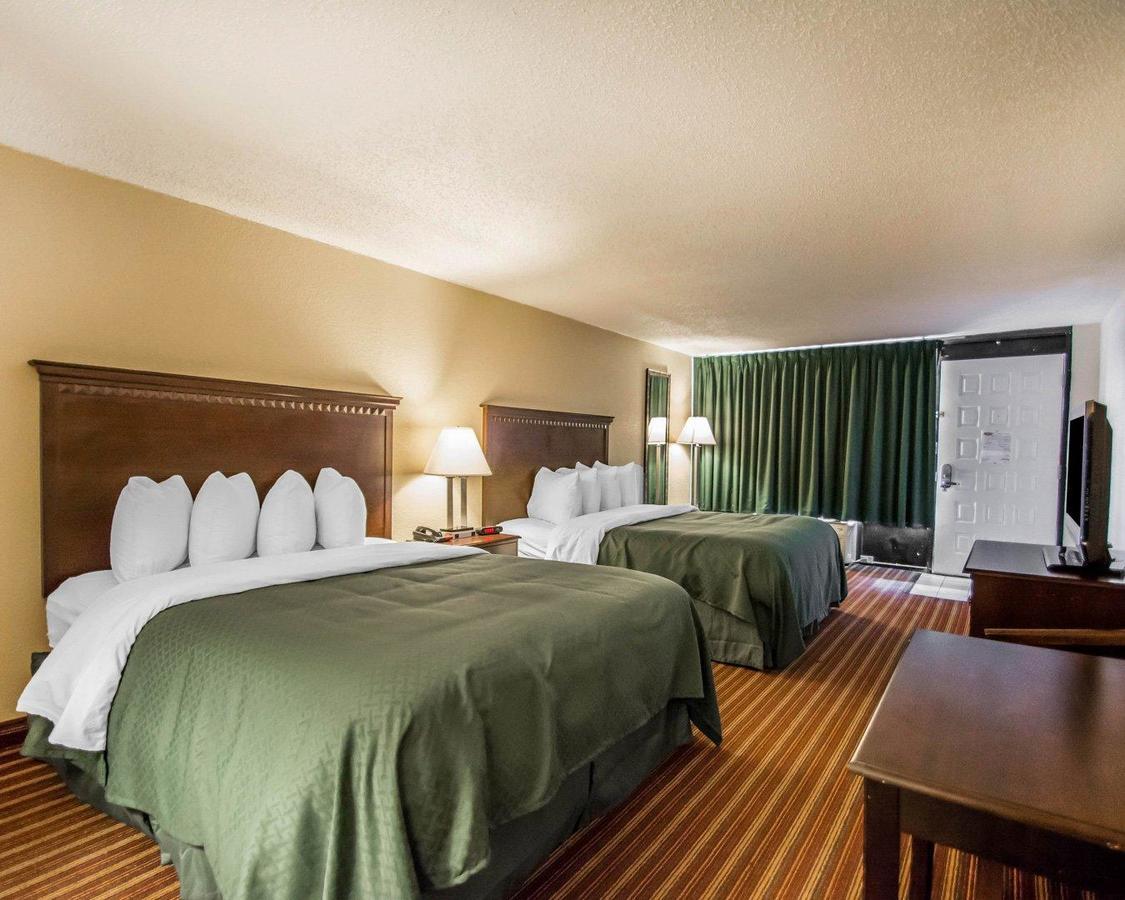 Quality Inn & Suites At Tropicana Field Сент-Пітерсбург Екстер'єр фото
