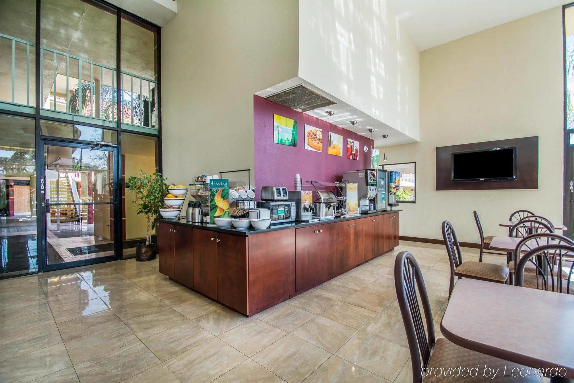 Quality Inn & Suites At Tropicana Field Сент-Пітерсбург Екстер'єр фото