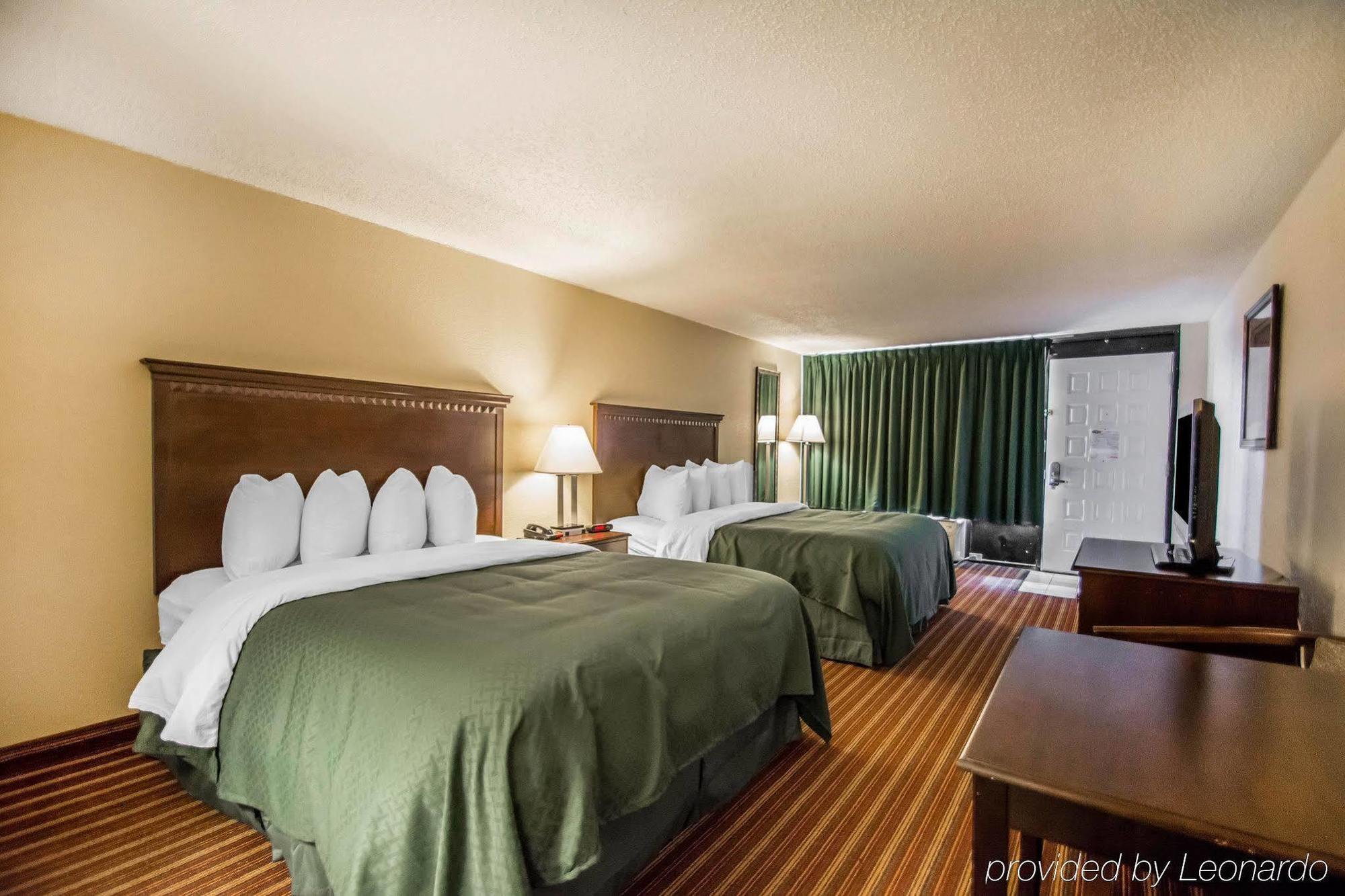 Quality Inn & Suites At Tropicana Field Сент-Пітерсбург Екстер'єр фото