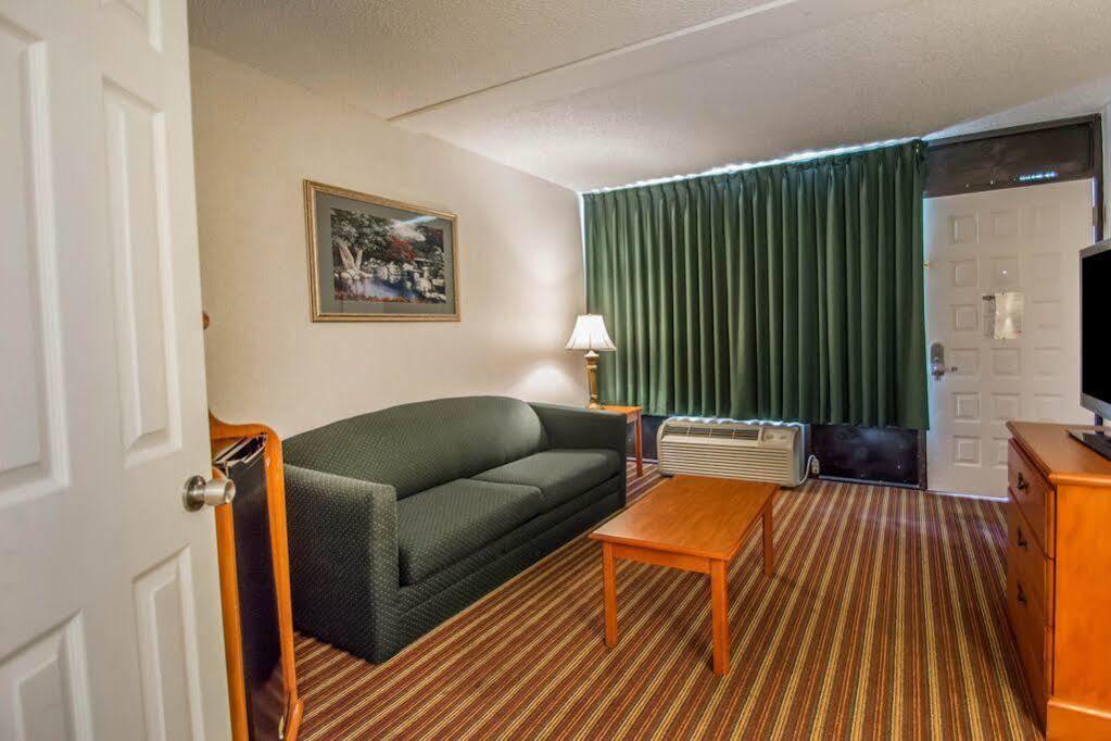 Quality Inn & Suites At Tropicana Field Сент-Пітерсбург Екстер'єр фото